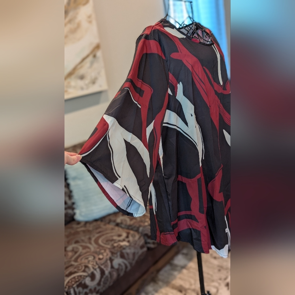 Abstract Patterned Top - Picture 3 of 3